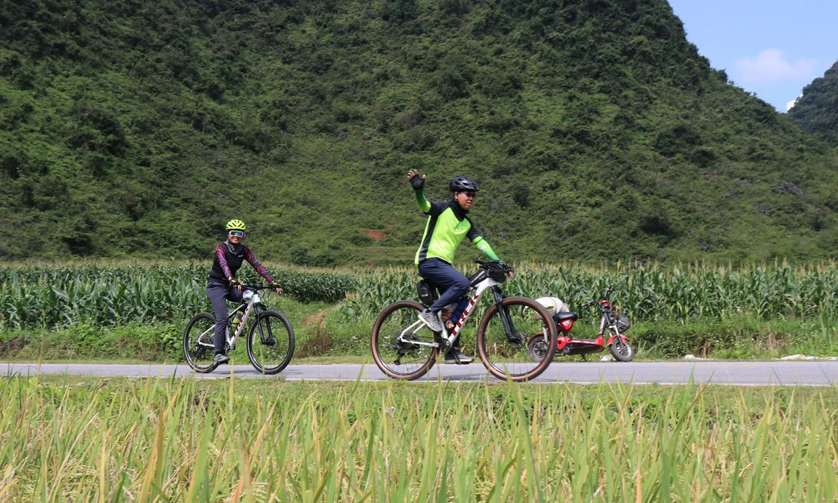 4-Day Ban Ba Waterfall Majestic Cycling Tour from Hanoi